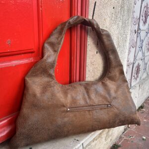 Mala The M. Hobo em pele de pêssego castanha, marca M Roque, feita á mão em Portugal.
